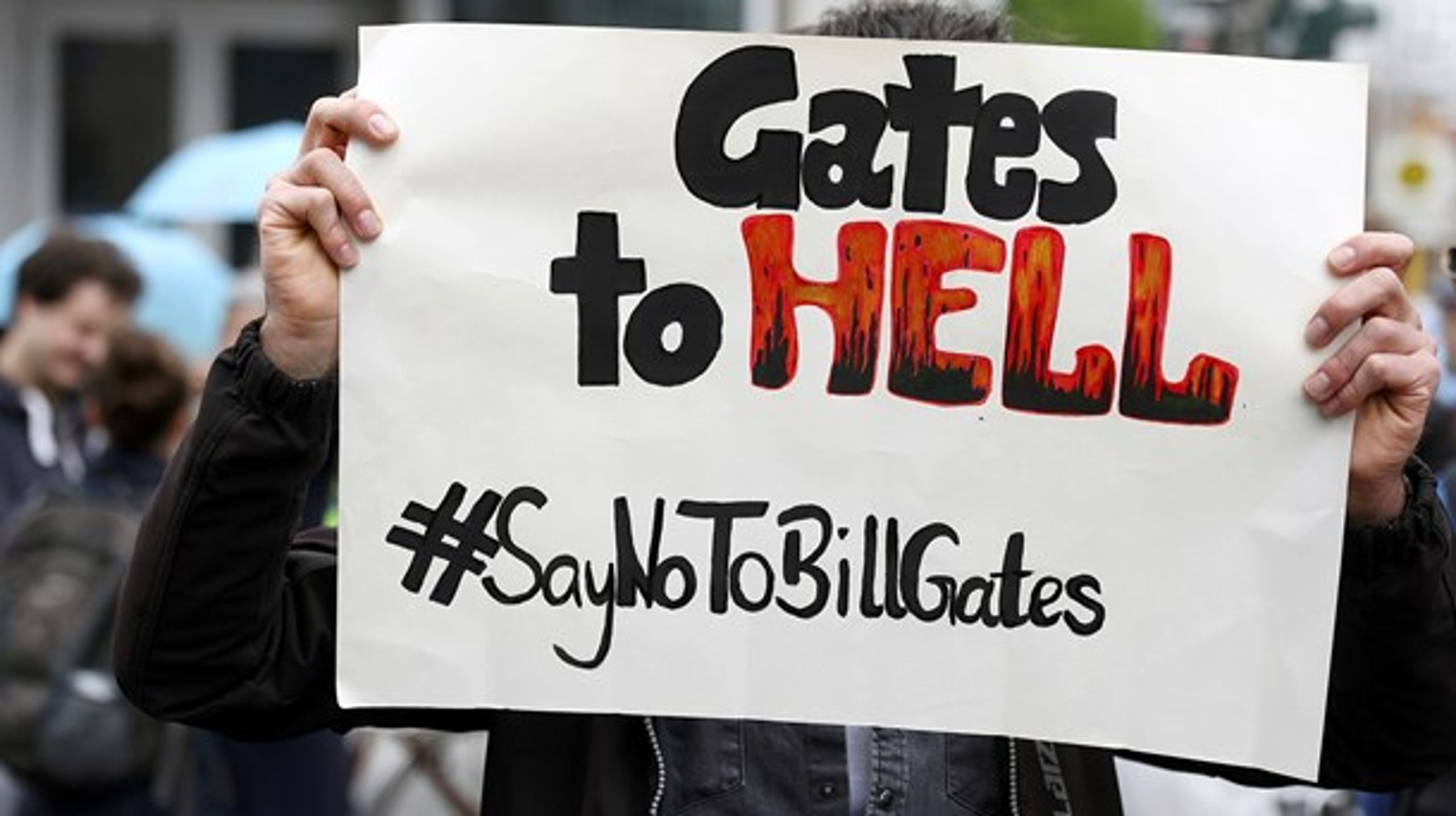 Demonstranter samledes den 25. april i Berlin mod
nedlukningen af det tyske samfund på grund af den nye coronavirus. På et skilt er
Bill Gates udset som den store skurk.