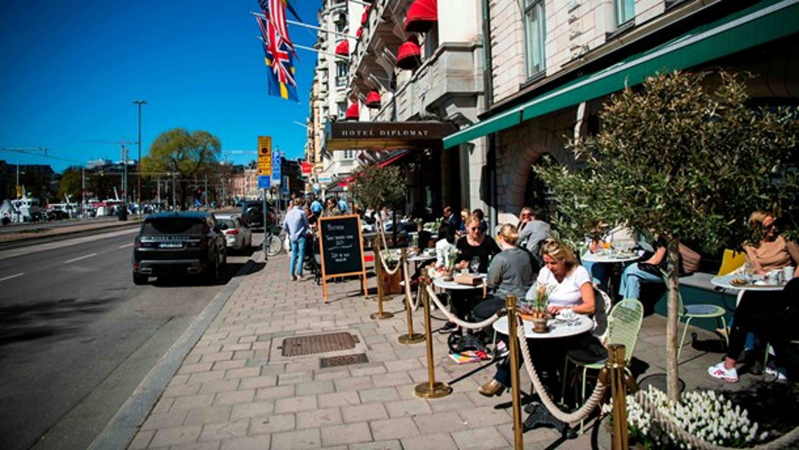 Mens alverdens restauranter og caféer har måttet holde dørene lukket de seneste uger, har det set anderledes ud i Sverige. Men gentagne gange er befolkningen blevet opfordret til at holde afstand, undgå offentlig transport og arbejde hjemme.