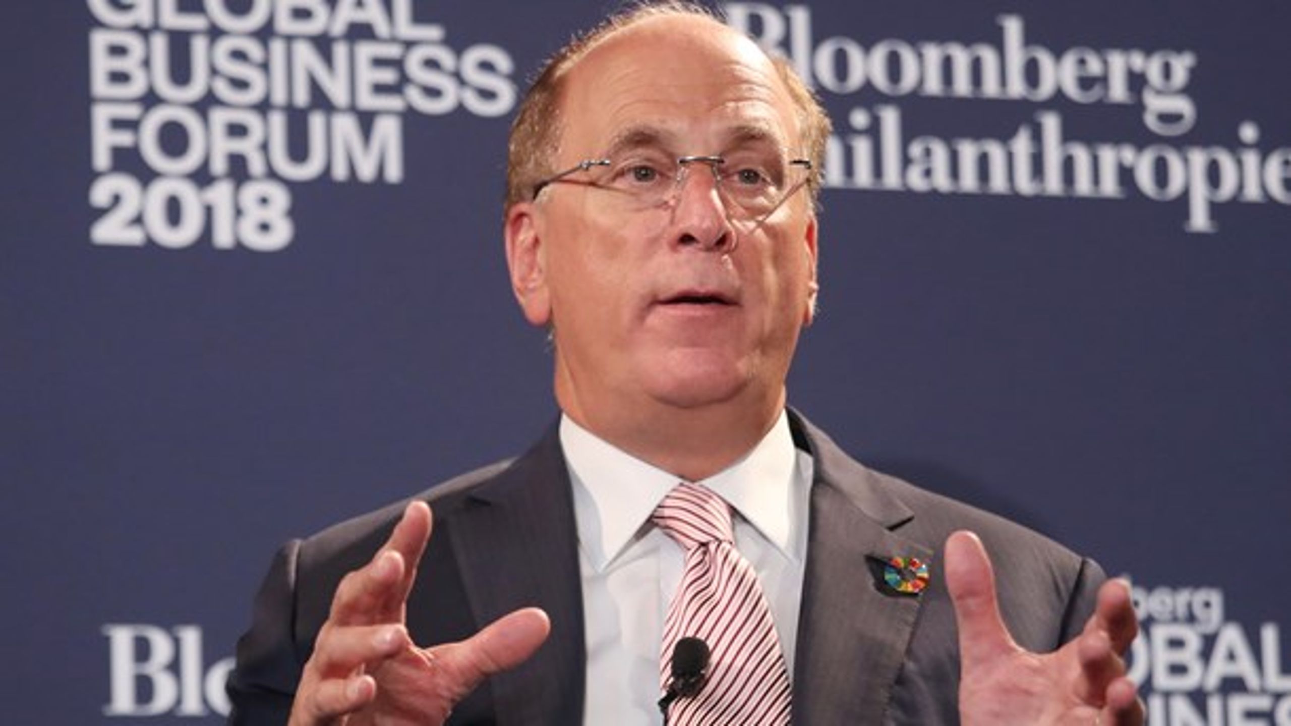 Larry Fink, som er medstifter og direktør for verdens største kapitalforvalter, Blackrock, taler ved et Bloomberg-arrangement i New York, 2018.