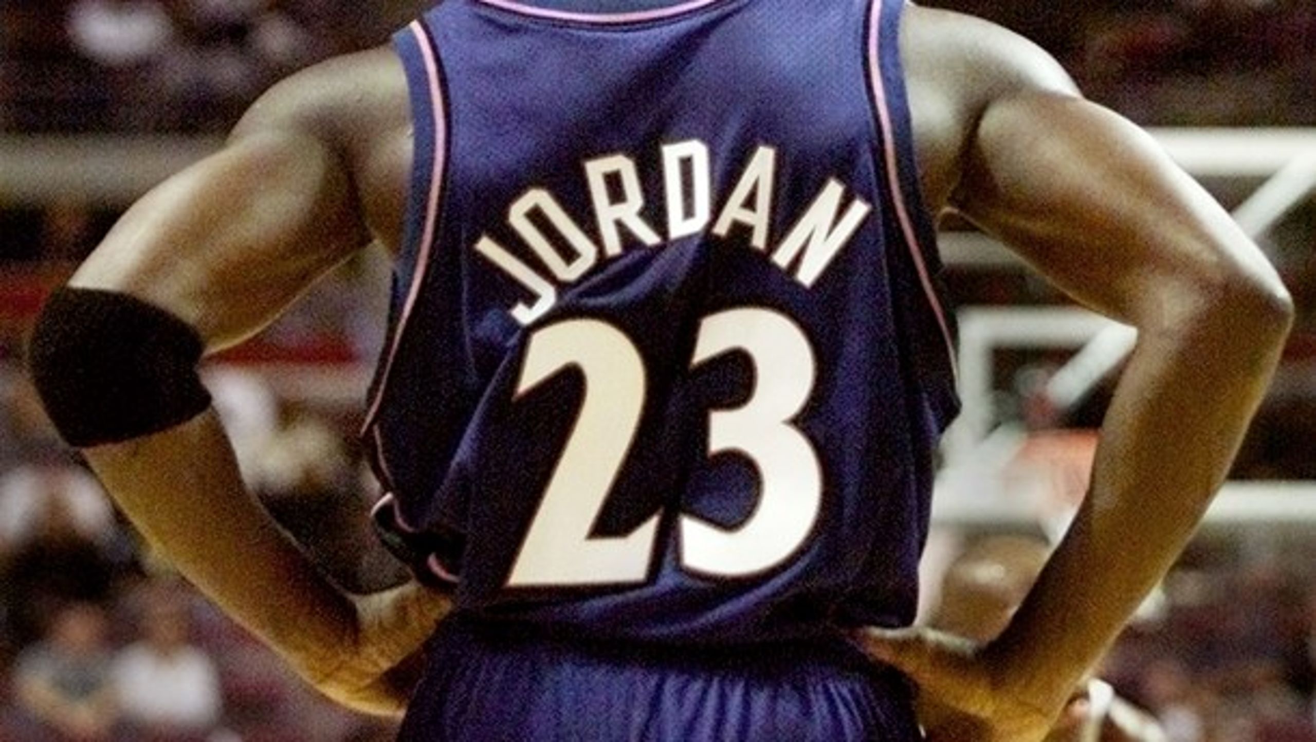 <div>Basketballspilleren Michael Jordan vadede i sportslig succes i 1990’erne – her efter amerikansk OL-guld i Barcelona i 1992. Spørgsmålet er, om succesen kom på grund af – eller snarere på trods af – Michael Jordans kompromisløse facon.</div>