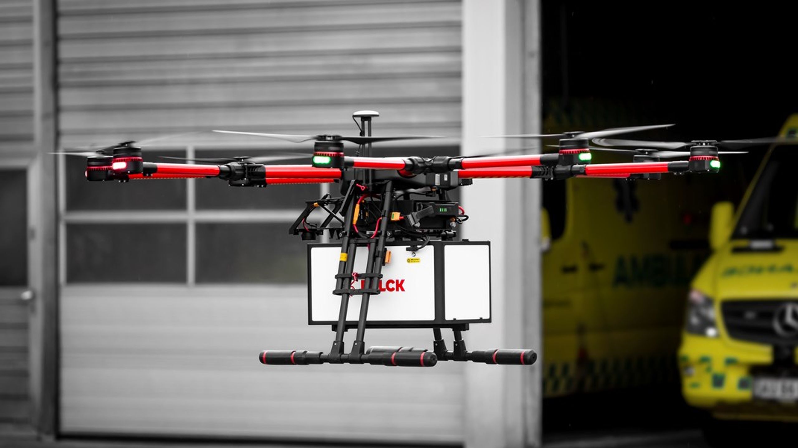 Falck tester i øjeblikket droner af denne type langs Ærøs kyst. Senere vil man bruge droner der har faste vinger som et fly.