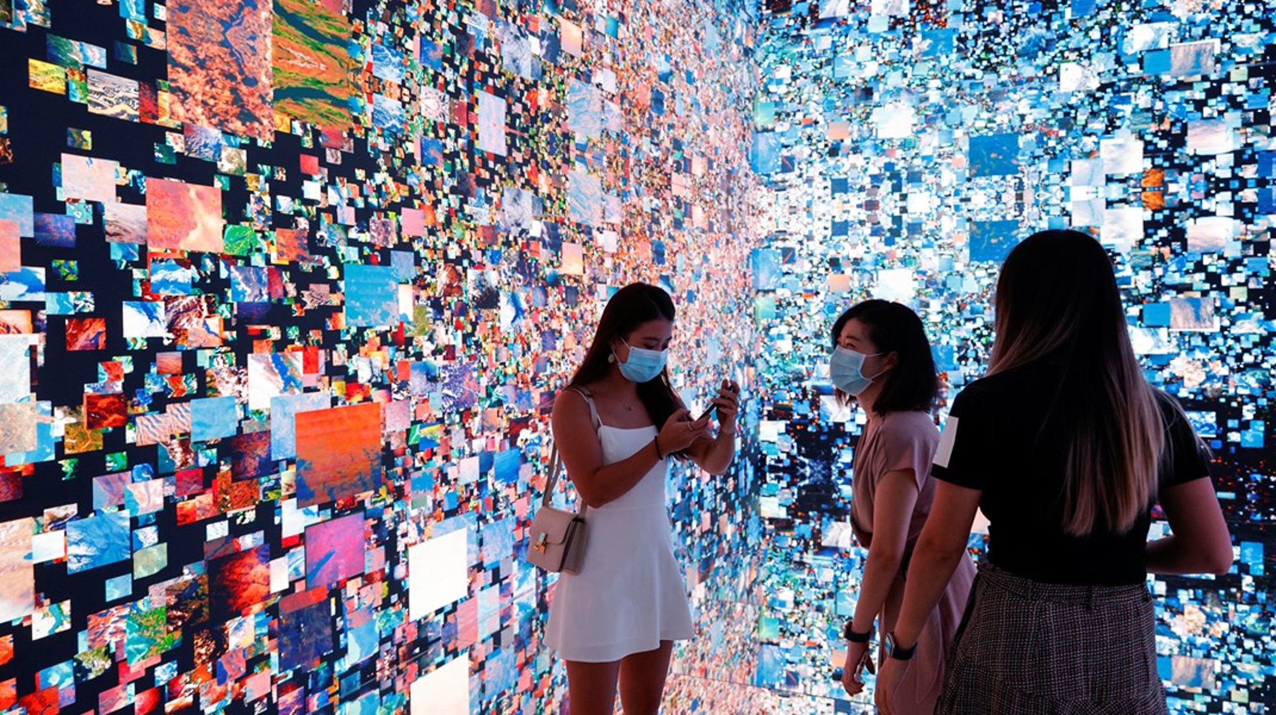 Besøgende på en kunst-installation i Hong Kong, der efterfølgende blev solgt som en NFT - Non Fungible Token - på Sotheby's auktioner.