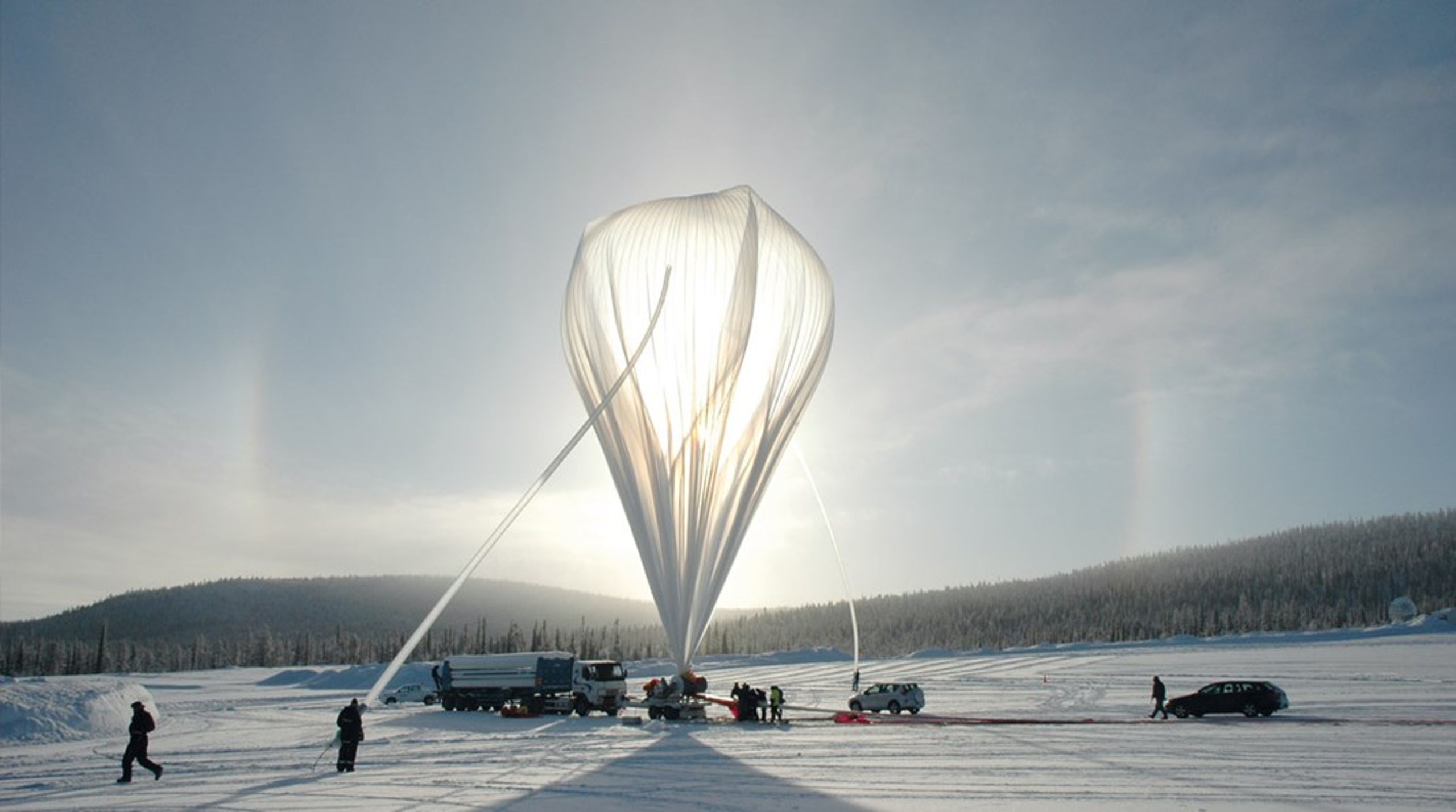 En nordsvensk alliance af ngo’er og samere fik i sommer forhindret denne prøveballon i at blive sendt 20 kilometer op over den laplandske
landjord for at sprede kalkstøv i et forsøg på at blokere solens stråler. Det amerikanske forskningshold bag forsøget vil sandsynligvis prøve
igen i 2022.
