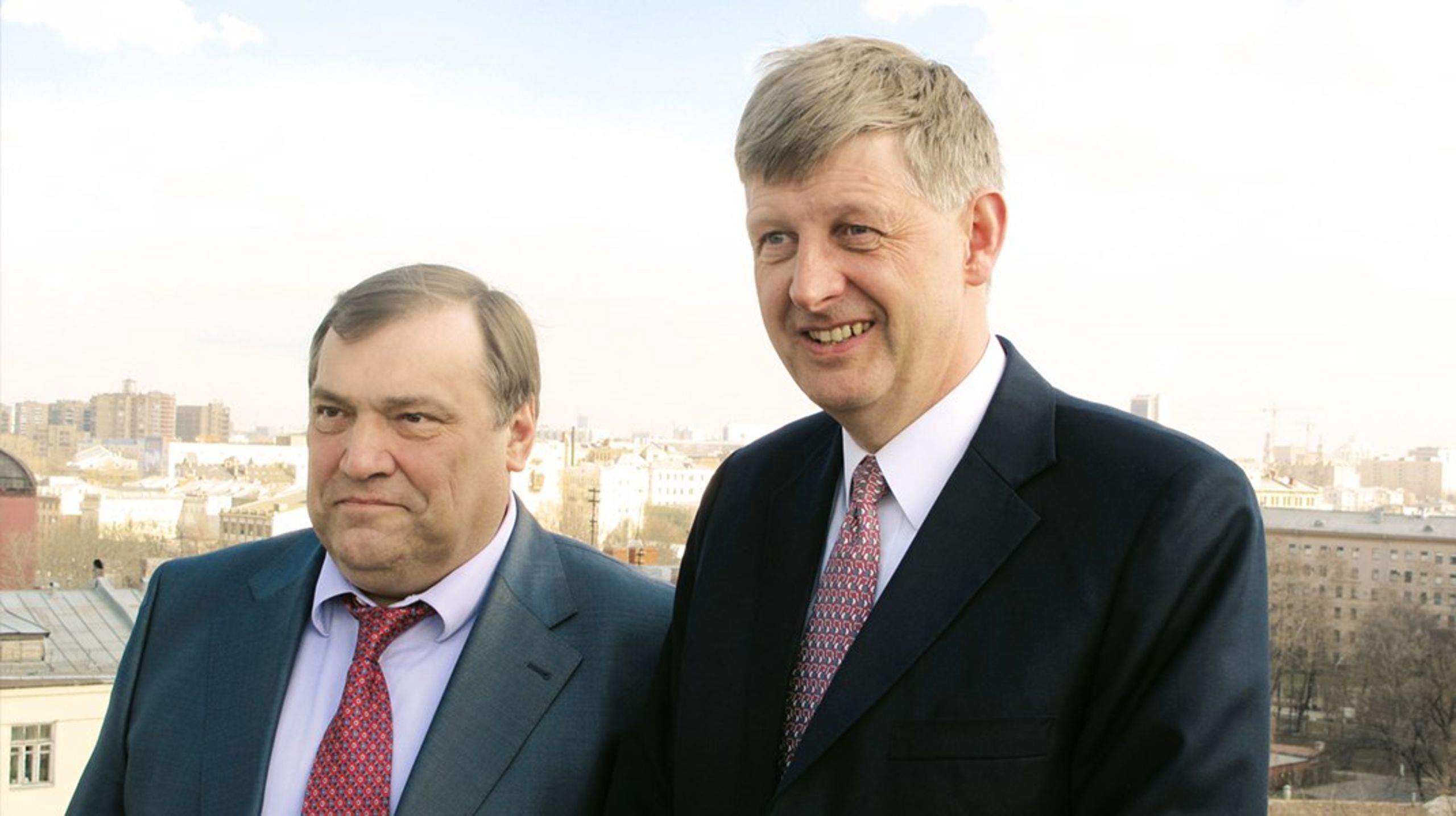 <div>Sergay Emeliynov, chef for Gazprom Export, og Kurt Bligaard Pedersen, daværende koncernchef i Dong, fotograferet i Moskva i 2011. Få år senere blev Bligaard ansat i Gazprom. Foto:&nbsp;Søren Boas Springborg</div>