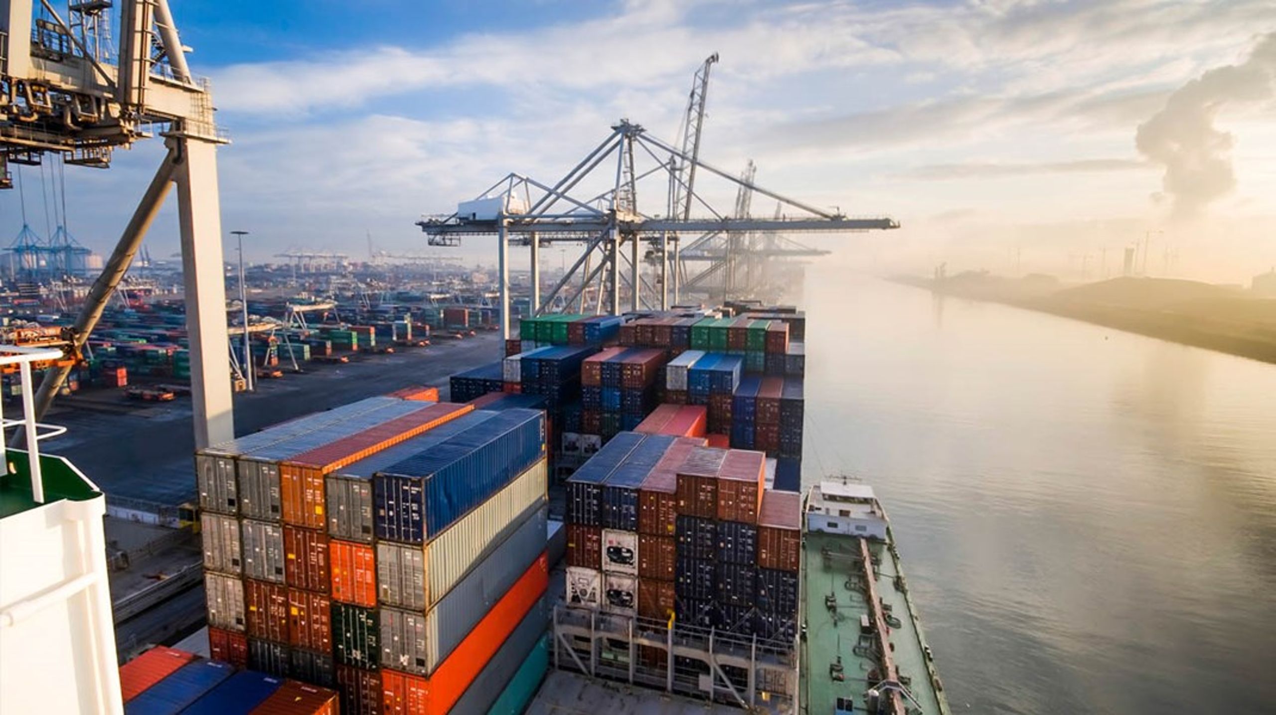 Containeren bliver ikke arbejdsløs, heller ikke i en forandret globalisering. Men det kan være, den skal vende sig til at blive flyttet mellem lidt færre hænder.