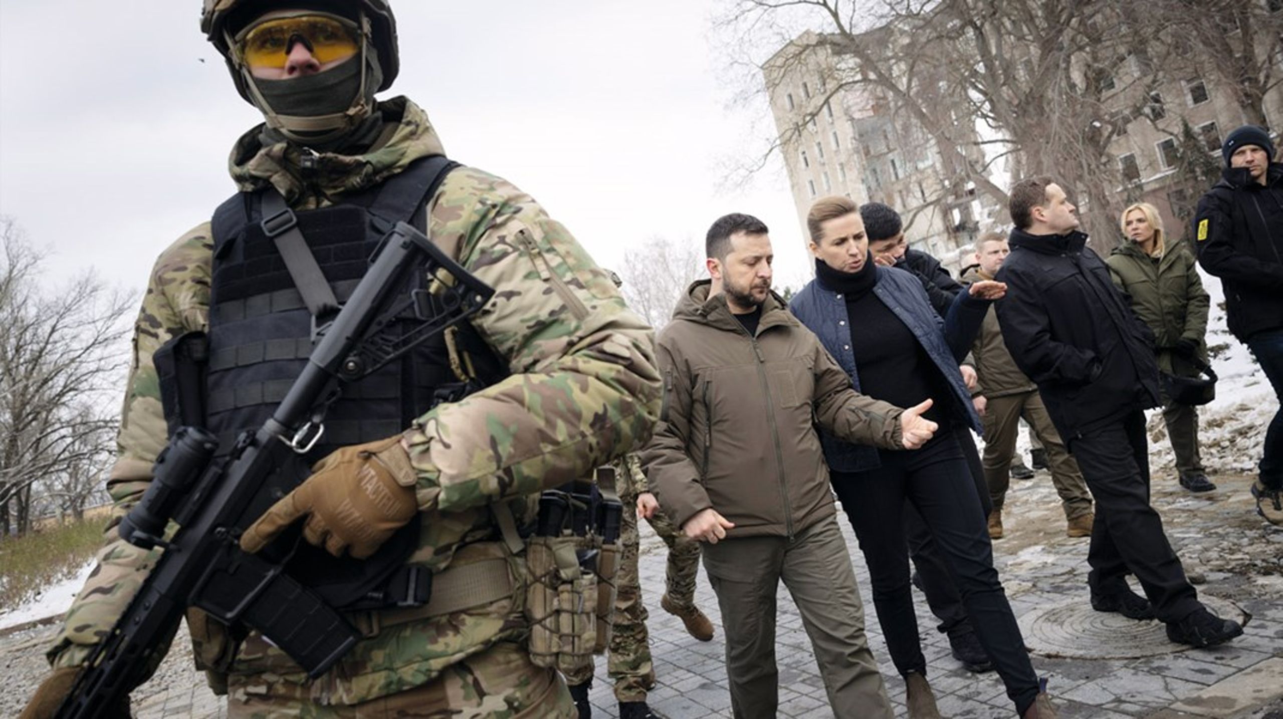Mette Frederiksen og hendes europæiske regeringskolleger er ramt af krigens alvor, og det forandrer EU. Her bliver hun vist rundt af Ukraines præsident, Volodymyr Zelenskyj, ved sit besøg i januar.