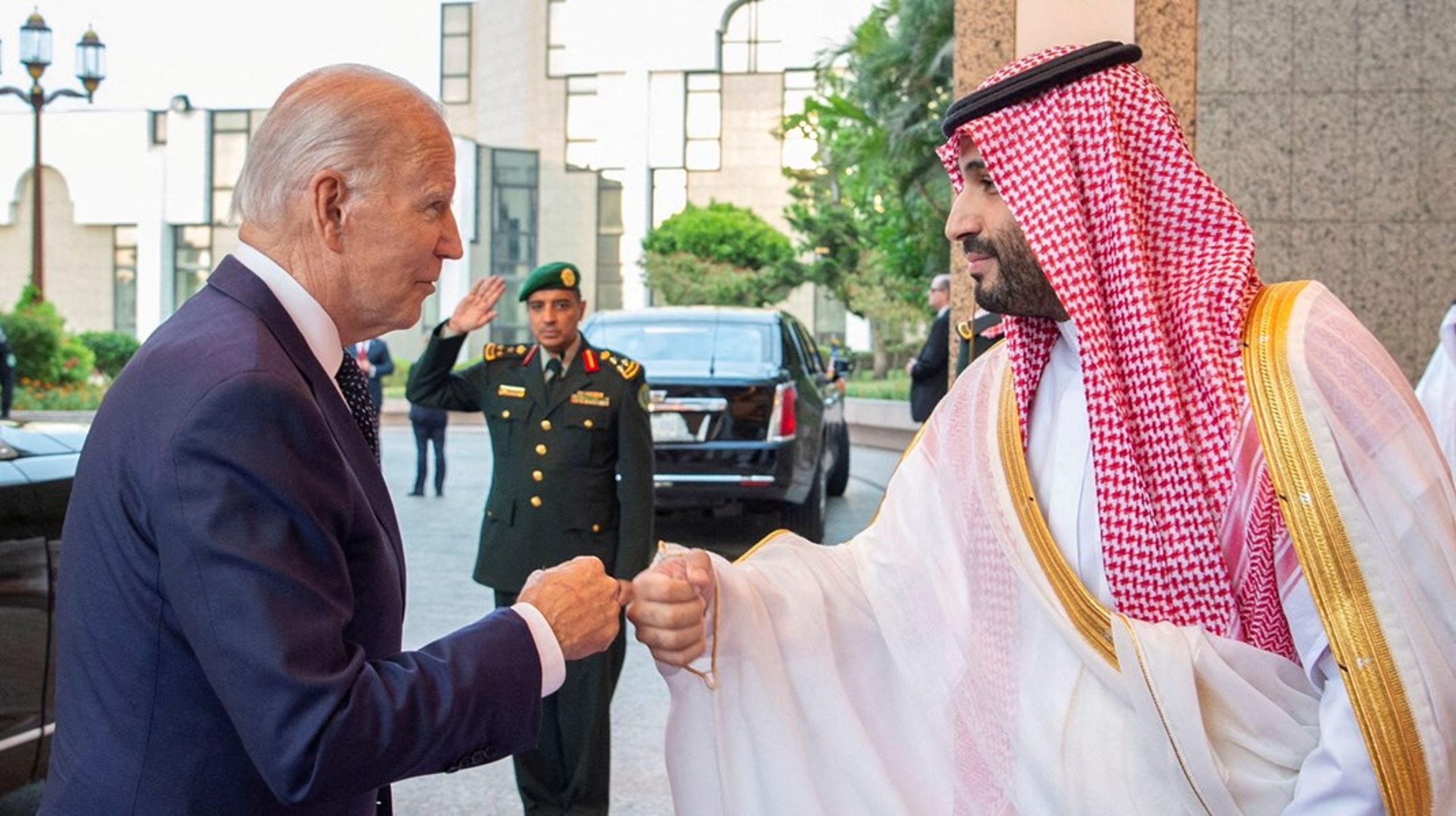 I juli 2022 rejste Biden hele vejen til Jeddah og markerede på den måde,
at USA også under hans ledelse har brug for at være gode venner med Saudi-Arabien.