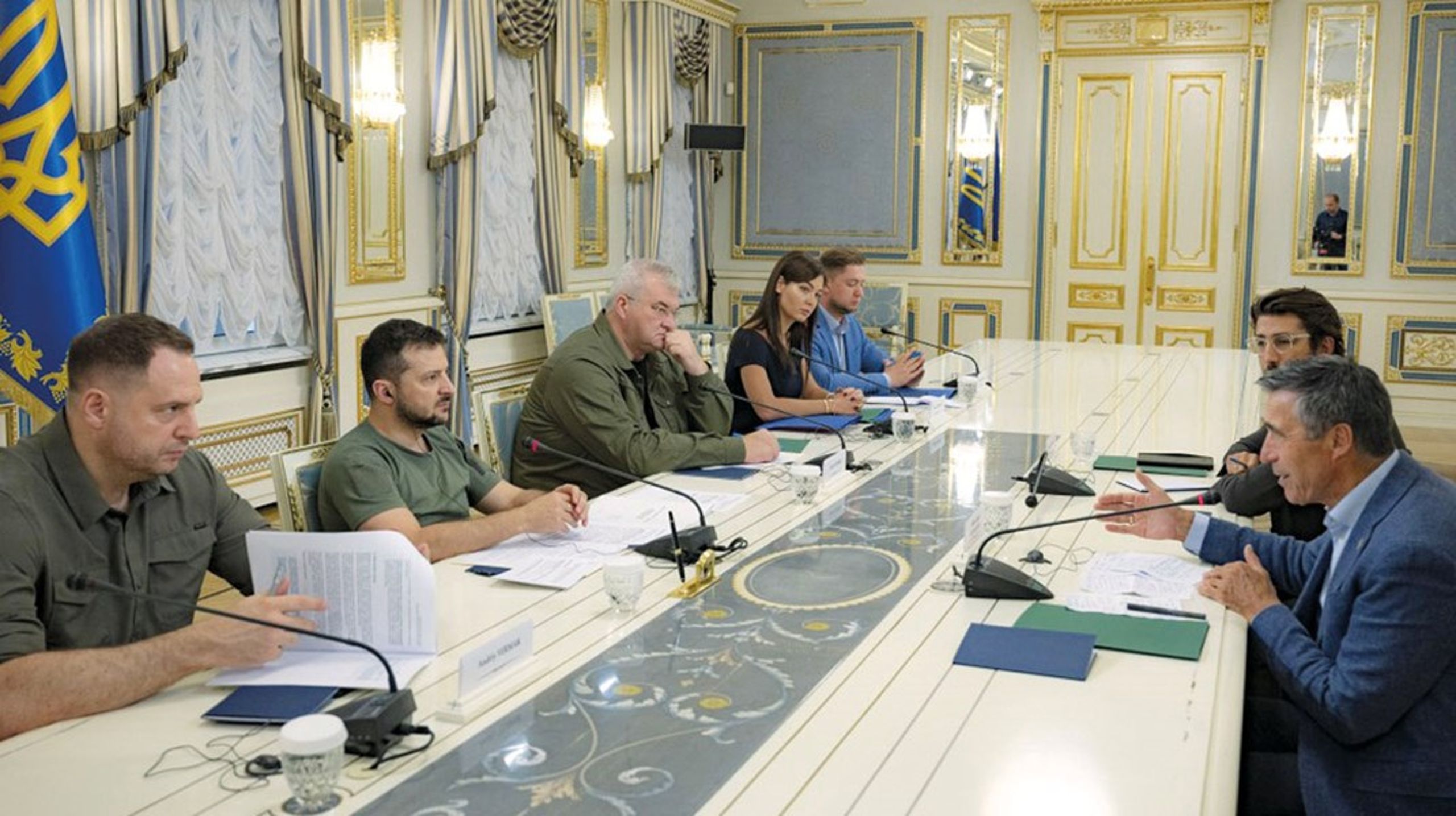 Anders Fogh Rasmussen til møde med
præsident Zelenskyj i Kyiv i september 2022. Til venstre i billedet ses Andriy
Yermak, mens manden til højre for Fogh Rasmussen er Fabrice Pothier, som siden
2022 har været CEO i Rasmussen Global Consultancy.