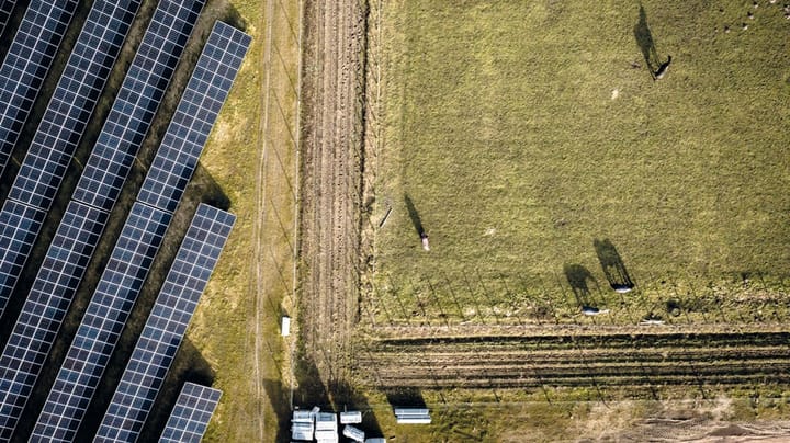 Solceller vokser hastigt frem på landbrugsjorden. Er det godt?
