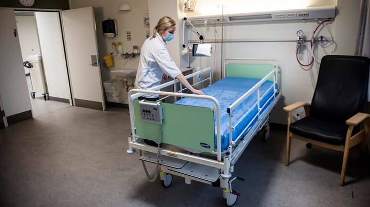 Mens regionerne nedlægger sygehussenge, har kommunerne oprettet 3.800 sengepladser